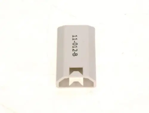 Grauer Kunststoffstecker von Bosch, rechteckige Form mit einer einzigen Aussparung auf der Vorderseite, Teilnummer auf der Seite aufgedruckt.